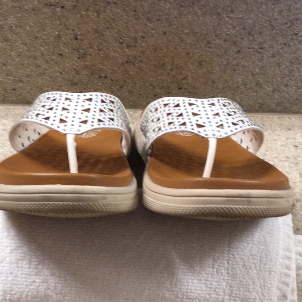 LIKE NEW - Cliffs by White Mountain Size 8M White flip flop with rhinestones - Picture 5 of 8